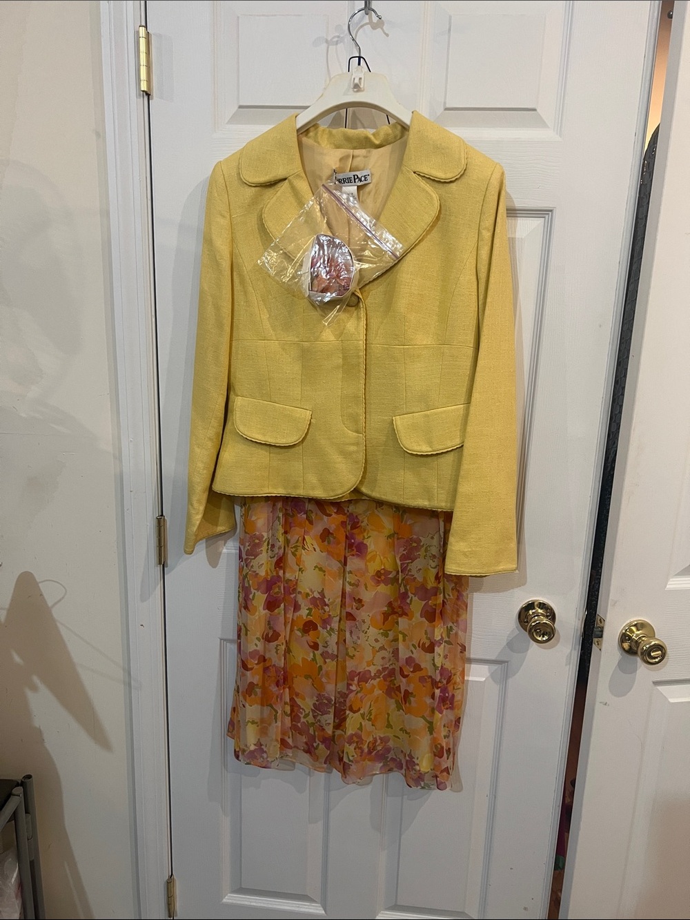 Women's Yellow Tailored 100% Silk Suit Jacket and Skirt CH63